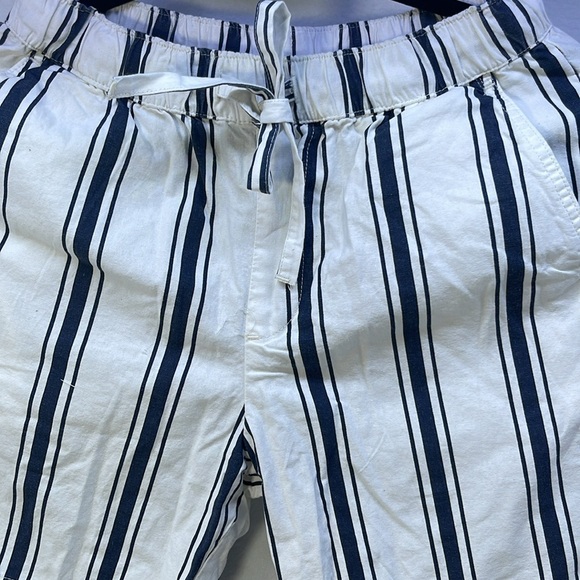 ASOS design, white and navy blue shorts - Picture 2 of 4